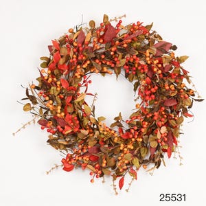 Pode incluir: Uma grinalda circular com uma variedade de folhagens de outono. A grinalda apresenta folhas vermelhas, laranja e verdes, juntamente com pequenas bagas vermelhas e laranja. A grinalda está sobre um fundo branco. O número "25531" está no canto inferior direito.