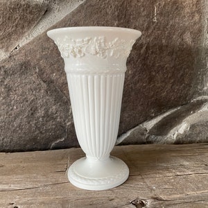 Vase vintage Wedgwood Grapevine Barlaston Etruria trompette gaufré crème sur crème Queens Ware 6,5 po. Excellent cadeau pour maman image 1