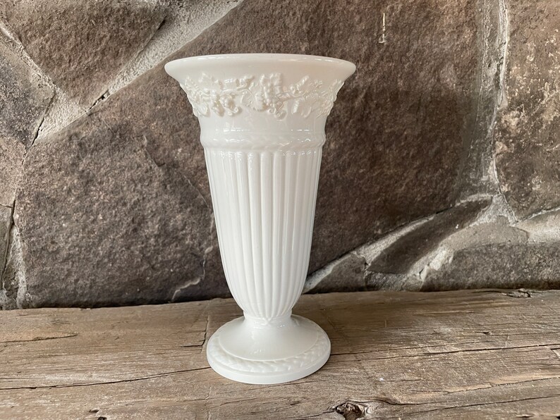 Vase vintage Wedgwood Grapevine Barlaston Etruria trompette gaufré crème sur crème Queens Ware 6,5 po. Excellent cadeau pour maman image 1