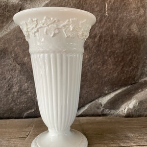 Vase vintage Wedgwood Grapevine Barlaston Etruria trompette gaufré crème sur crème Queens Ware 6,5 po. Excellent cadeau pour maman image 5