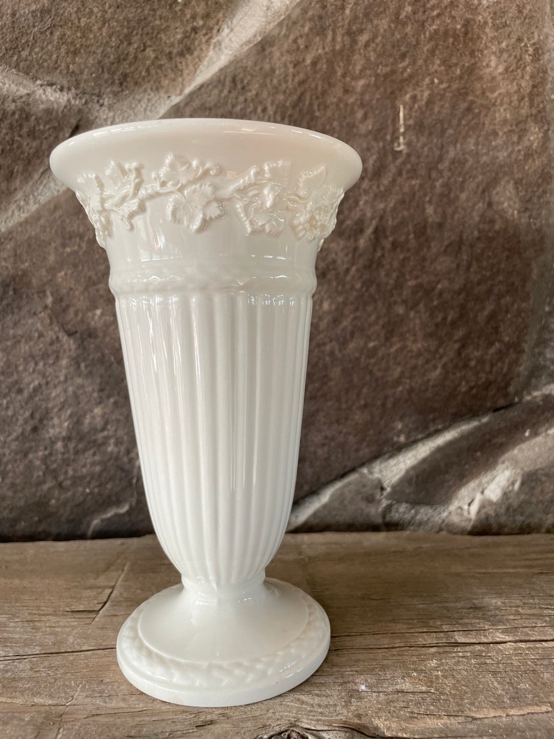 Vase vintage Wedgwood Grapevine Barlaston Etruria trompette gaufré crème sur crème Queens Ware 6,5 po. Excellent cadeau pour maman image 5