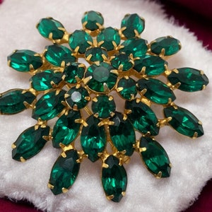 Vintage ARTISTIC signed Domed Emerald-Green Brooch Gold Tone Prong Set Starburst Snowflake Pin Designer Jewelry Bright Sparkle Christmas