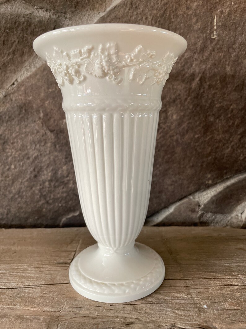 Vase vintage Wedgwood Grapevine Barlaston Etruria trompette gaufré crème sur crème Queens Ware 6,5 po. Excellent cadeau pour maman image 3