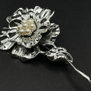 Spilla vintage a forma di fiore firmata Coro, multistrato, con perle finte, spilla a gambo lungo, grande e dinamica, color argento lucido, gioiello unico e scintillante.