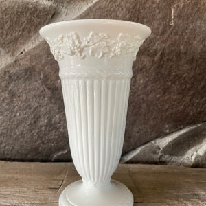 Vase vintage Wedgwood Grapevine Barlaston Etruria trompette gaufré crème sur crème Queens Ware 6,5 po. Excellent cadeau pour maman image 4