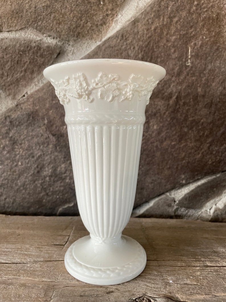 Vase vintage Wedgwood Grapevine Barlaston Etruria trompette gaufré crème sur crème Queens Ware 6,5 po. Excellent cadeau pour maman image 4