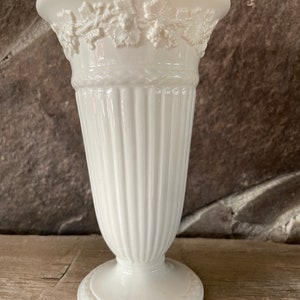 Vase vintage Wedgwood Grapevine Barlaston Etruria trompette gaufré crème sur crème Queens Ware 6,5 po. Excellent cadeau pour maman image 2