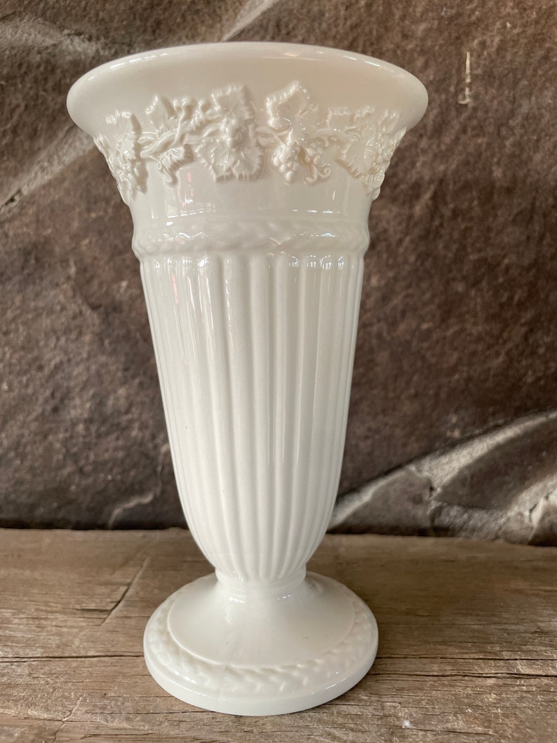 Vase vintage Wedgwood Grapevine Barlaston Etruria trompette gaufré crème sur crème Queens Ware 6,5 po. Excellent cadeau pour maman image 2