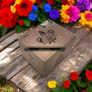 May include: A wooden box with the text "Cabinet" and "La Batalla de La Habana" printed on it. The box is labeled "Reserva" and has a fleur-de-lis design. The box is surrounded by colorful flowers.