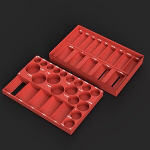 Puede incluir: Una bandeja de almacenamiento rectangular roja con múltiples compartimentos circulares y rectangulares, cada uno etiquetado con medidas imperiales que van de 3/8 a 1 3/16 pulgadas, junto a una segunda bandeja roja con ranuras etiquetadas.