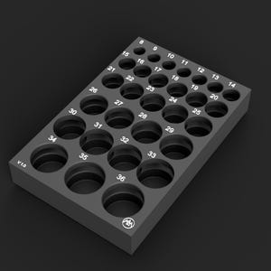 Puede incluir: Una bandeja de almacenamiento rectangular de color gris oscuro con múltiples aberturas circulares dispuestas en cuadrícula. Cada abertura está etiquetada con un número blanco del 8 al 36. El texto V 1.0 está impreso en el lateral y un logo circular abajo.