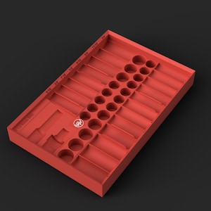 Puede incluir: Una bandeja organizadora de herramientas rectangular de color rojo con múltiples ranuras moldeadas para dados y herramientas. Incluye etiquetas impresas en fracciones de pulgada de 5/16 a 3/4 y un logotipo circular con las letras WW.