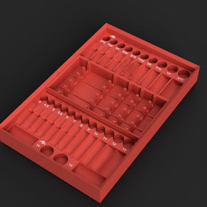 Könnte beinhalten: Ein rotes, rechteckiges Werkzeug-Organizer-Tablett mit mehreren beschrifteten Fächern für Bohrer und Zubehör. Das Tablett enthält imperiale Maße von 3/16 bis 9/16 Zoll und metrische Maße von 4 bis 15 Millimetern sowie einen zentralen Bereich zur Aufbewahrung.