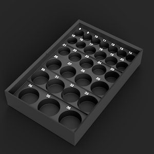 Peut inclure: Un plateau de rangement rectangulaire noir doté de multiples compartiments circulaires disposés en grille. Chaque emplacement individuel est clairement étiqueté avec des chiffres blancs imprimés allant de 8 à 36 pour trier les petits objets.