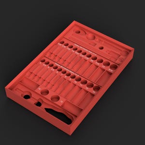 Puede incluir: Una bandeja organizadora de herramientas roja con ranuras moldeadas para vasos y herramientas. La bandeja incluye etiquetas blancas impresas Tekton SKT05303 SAE V1.0 y Tekton SKT05303 Metric V1.0, con marcas de tamaño que van de 5/32 a 9/16 y de 4 a 15.