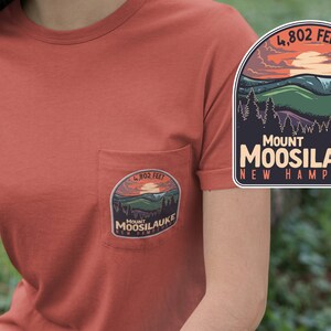 Mt Moosilauke New Hampshire Pocket Tee - Camiseta de algodón ecológica unisex