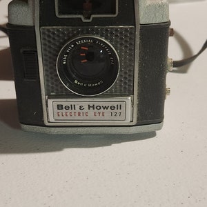 Bell + Howell Electric EYE 127 vintage film camera Wide View LENS USA