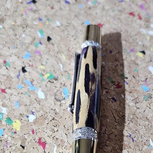 Cholla Kaktus Skelett mit glitzerndem lila Gießharz und einem majestätischen Knappen-inspirierten Gold- und Chrom-Stiftkit