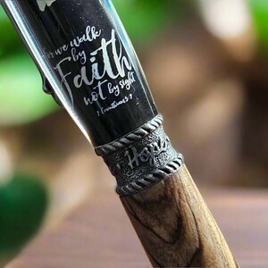 Bois d'olivier authentique de Bethléem ; Stylo à bille torsadé en fonte Walk By Faith Label avec kit de stylos en étain antique