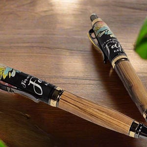 Ensemble stylo et crayon - Authentique bois d'olivier de Bethléem ; Walk By Faith Label Cast Click avec un kit stylo et crayon en or et titane noir