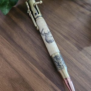 Buck Deer Head Decal Pen aus Holz auf Riegelahorn mit einem Antique Messing Bolt Action Deer Hunters Pen Kit