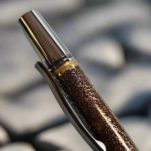 Bolígrafo de cobre batido: metales mixtos, acabado cromado y bronce