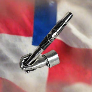 Penna Texas Twist in fibra di carbonio nera con manicotto che mostra con orgoglio la stella del Texas con un kit penna cromato