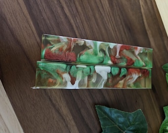 Penne grezze in resina natalizia: tecnica a goccia rossa, verde e bianca