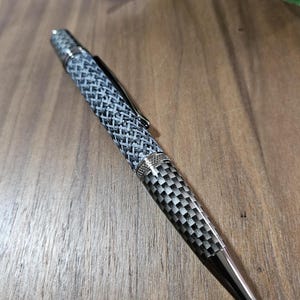 Penna a sfera multicolore True Feel in fibra di carbonio con puntale in fibra di carbonio sintetica e impugnatura affusolata con dettagli color canna di fucile