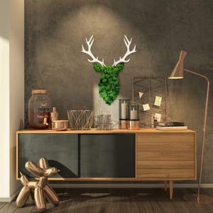Hirsch mit Moos Dekoration Botanisches Wand-Kunst-Geschenk für erhaltenes Rentier-vertikales modernes Bild