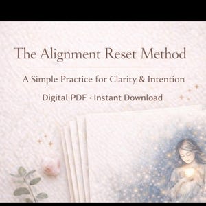Puede incluir: Un PDF digital titulado "The Alignment Reset Method" con el lema "A Simple Practice for Clarity & Intention". La imagen presenta un diseño suave y etéreo con un dibujo de una mujer sosteniendo una luz brillante.