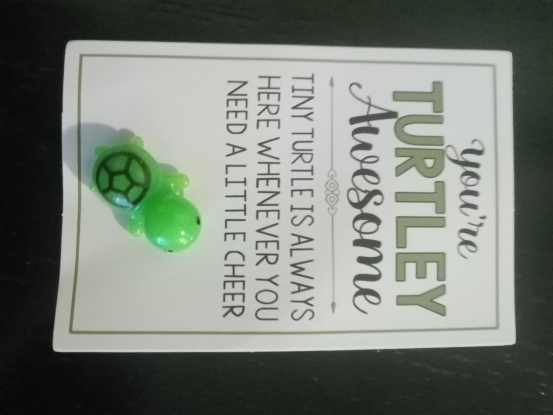 Gift Base Sottobicchiere “You Are Turtley Awesome” – 9x9 Cm Con Supporto In Faesite E Finitura Lucida