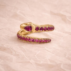 Anillo ajustable de plata de ley 925 con diseño de serpiente rosa.