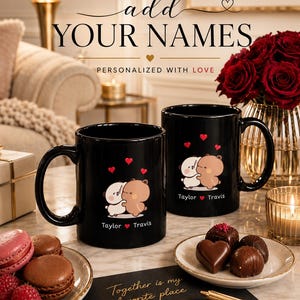 Puede incluir: Dos tazas negras con un diseño de pareja de osos y los nombres "Taylor" y "Travis". Las tazas tienen detalles de corazones rojos y el texto "Add Your Names" en la parte superior. También se ve la frase "Personalized with Love".
