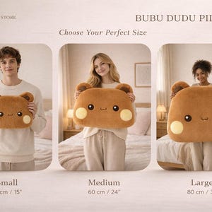 Puede incluir: Almohada con forma de oso marr&oacute;n con una cara linda, disponible en tres tama&ntilde;os: peque&ntilde;o (35 cm), mediano (60 cm) y grande (80 cm). La almohada tiene mejillas redondas amarillas y orejas peque&ntilde;as. El texto "BUBU DUDU PILLOW" est&aacute; en la parte superior.