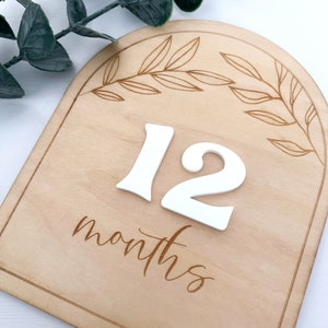 Carte d'étape mensuelle arquée en bois Boho Leaves | Jeu de cartes de visite personnalisées | Panneau marqueurs d'étape | Cadeau baby shower, accessoire photo