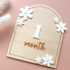 Carte d'étape mensuelle arquée fleur de marguerite en bois | Jeu de cartes de visite personnalisées | Panneau marqueurs d'étape | Cadeau pour bébé, accessoire photo, décoration