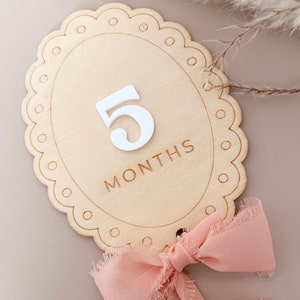 Carte d'étape mensuelle avec noeud de dentelle en bois | Jeu de cartes de visite personnalisées | Panneau marqueurs d'étape | Cadeau baby shower, accessoire photo, chambre de bébé