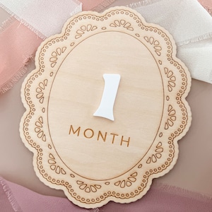 Carte d'étape mensuelle avec dentelle en bois | Jeu de cartes de visite personnalisées | Marqueurs d'étapes interchangeables | Cadeau baby shower, accessoire photo