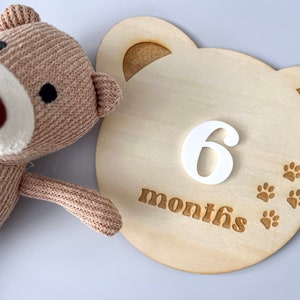 Carte d'étape mensuelle avec ours en bois | Jeu de cartes de visite personnalisées | Panneau marqueurs d'étape | Cadeau baby shower, accessoire photo, chambre de bébé