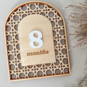 Carte d'étape mensuelle pour bébé en treillis arqué en bois | Jeu de cartes de visite personnalisées | Enseigne de marqueurs d'étape en rotin | Cadeau bébé, accessoire photo