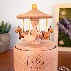Carrusel musical de madera con forma de caballo / Caja de música personalizada grabada / Regalo para baby shower, regalo para niños, decoración de guardería, recuerdo