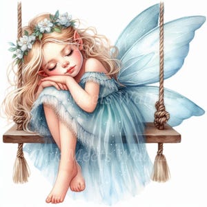 Puede incluir: Ilustración digital de un hada durmiente en un columpio. El hada tiene pelo largo y rubio, un vestido azul y grandes alas azules. Lleva una corona de flores y apoya la cabeza en su brazo. El columpio es de madera y cuerda.