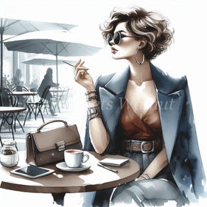 以下が含まれることがあります： 青いブレザー、茶色のトップス、サングラスをかけた女性が、コーヒーカップ、電話、ハンドバッグを持ったカフェのテーブルに座っています。