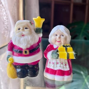 Vintage Plastic Rubber Santa & Mrs Clause Salt n Pepper Shakers Christmas Holiday