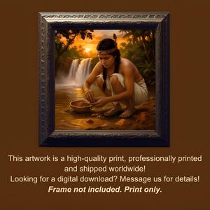 Puede incluir: Una impresión enmarcada de una pintura que representa a una persona cerca de una cascada. La persona lleva una diadema y ropa blanca, y está arrodillada cerca de un cuenco. La obra de arte está ambientada en un entorno tropical exuberante con una cálida puesta de sol dorada.