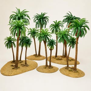 Op de afbeelding: Een verzameling miniatuurpalmbomen met getextureerde bruine stammen en levendige groene bladeren, elk gemonteerd op individuele zandkleurige ovale voetstukken. De set bevat bomen van verschillende hoogtes, sommige met kleine bruine kokosnoten.