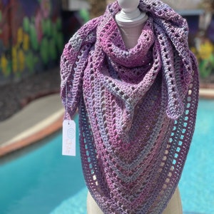 Chal/envoltura/pareo boho de ganchillo hecho a mano en color púrpura Algodón/Acrílico