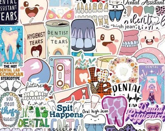 Puede incluir: Una colección de pegatinas coloridas con temática dental. Los diseños incluyen dientes sonrientes, cepillos de dientes y texto como "Dental Assistant Tears" y "Spit Happens". Las pegatinas son de varias formas y tamaños, con una mezcla de estilos de dibujos animados y gráficos.