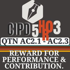 Könnte beinhalten: Grafik mit dem Text "CIPD 5H03 QTN AC2.1 - AC2.3 REWARD FOR PERFORMANCE & CONTRIBUTION" auf dunklem Grauhintergrund. Die Grafik enthält ein Feder-Symbol und horizontale Streifen.